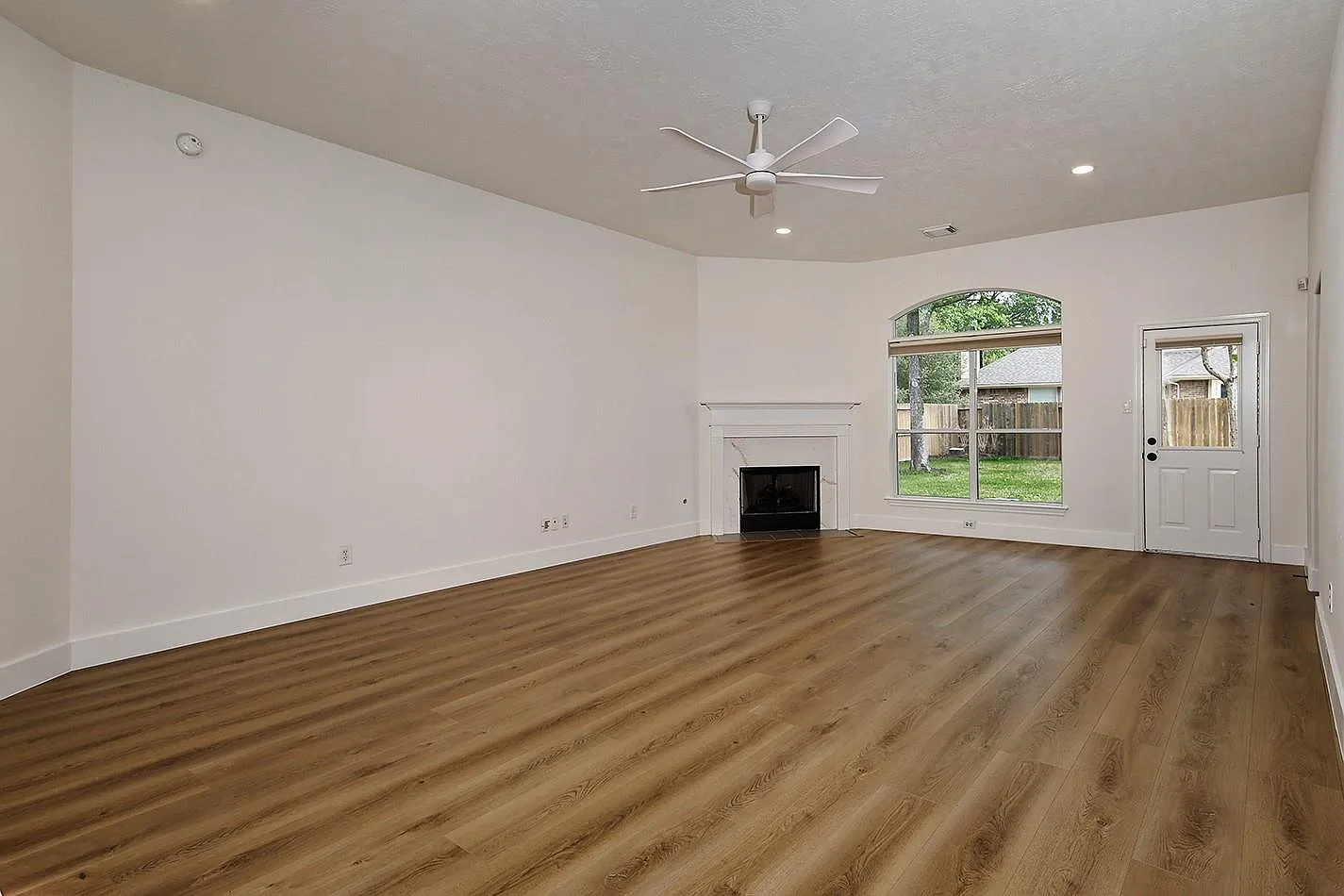 3 bed, 2.0 bath, 1865 sqft, $3,000 — Photo 4