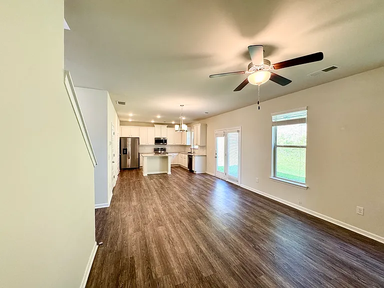 520 McGinnis Cir — Photo 8