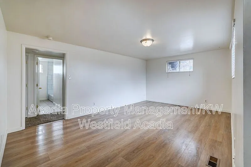 2 bed, 1.0 bath, 900 sqft, $1,290 — Photo 2