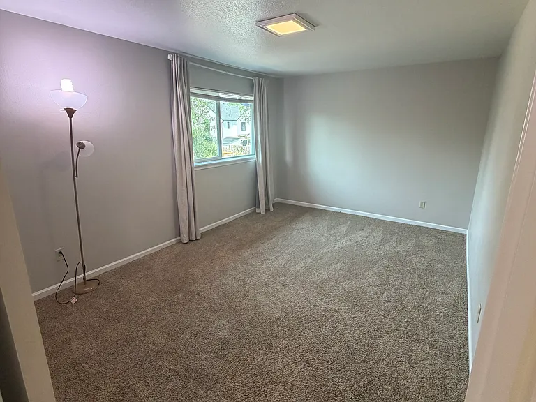 1426 NE Thomas Ct — Photo 16
