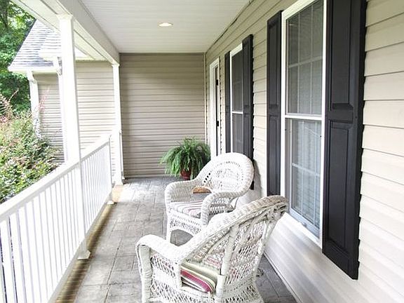 4th image of 804 Holmes St