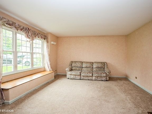 2nd image of 652 White Oak Ln