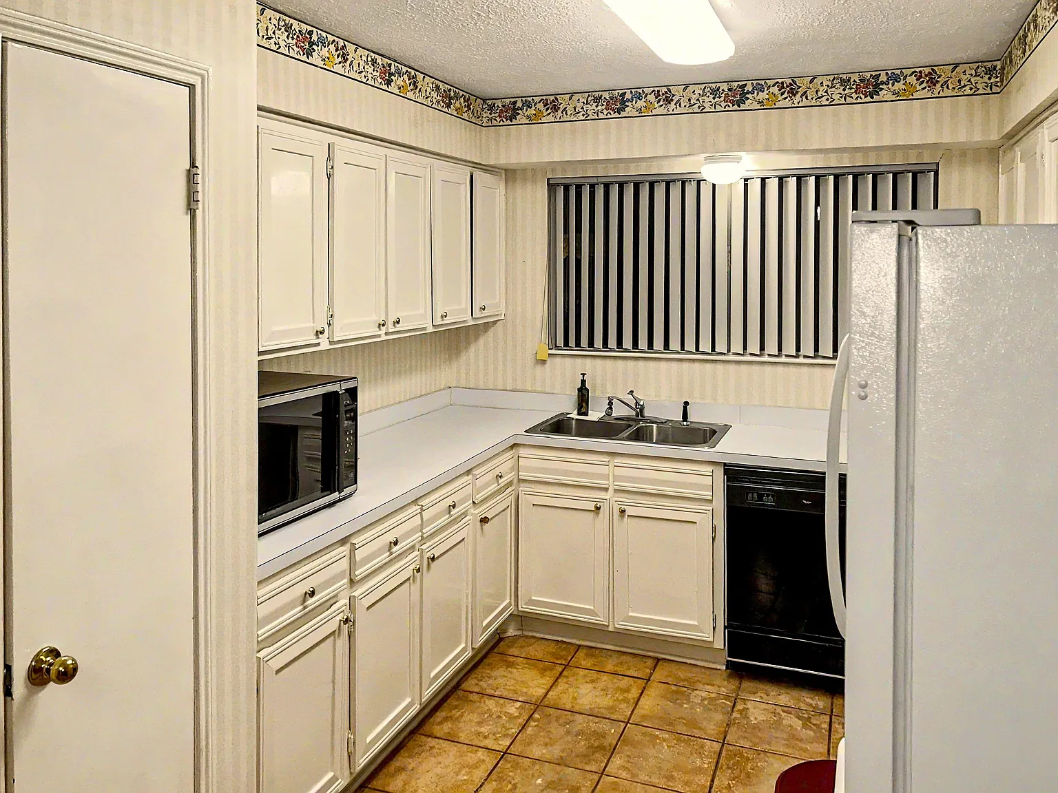 4 bed, 2.0 bath, 1895 sqft, $806 — Photo 3