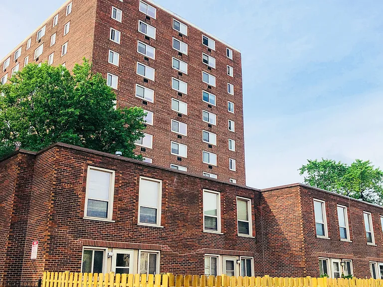 Hyde Park West Apartments & Townhomes — Photo 31