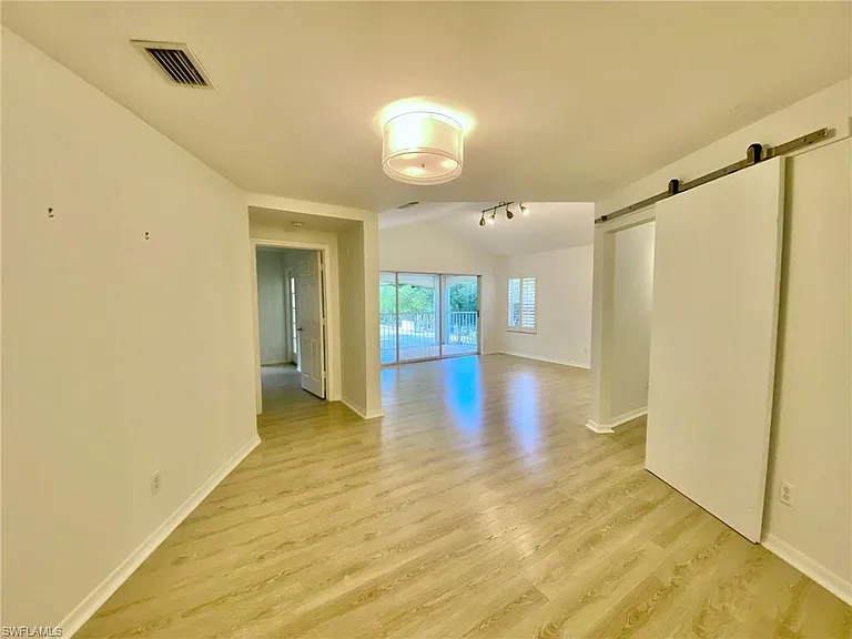 1096 Woodshire Ln #C212 — Photo 7