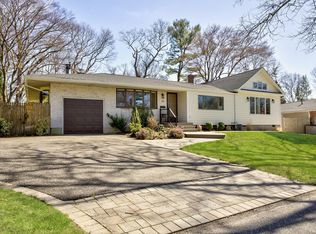 16 Bridle Ln, Huntington Station, NY 11746