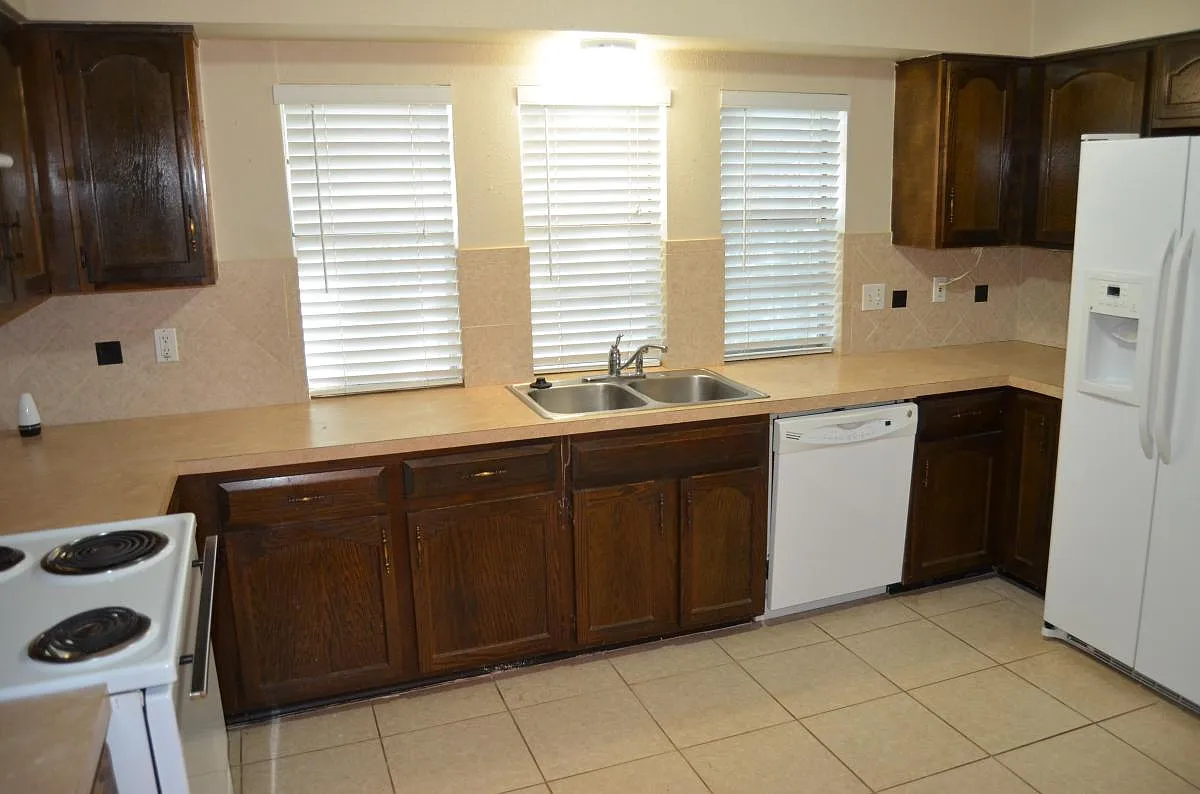 3 bed, 1700 sqft, $1,950 — Photo 2