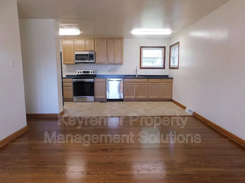 3 bed, 1.0 bath, 960 sqft, $1,400 — Photo 3