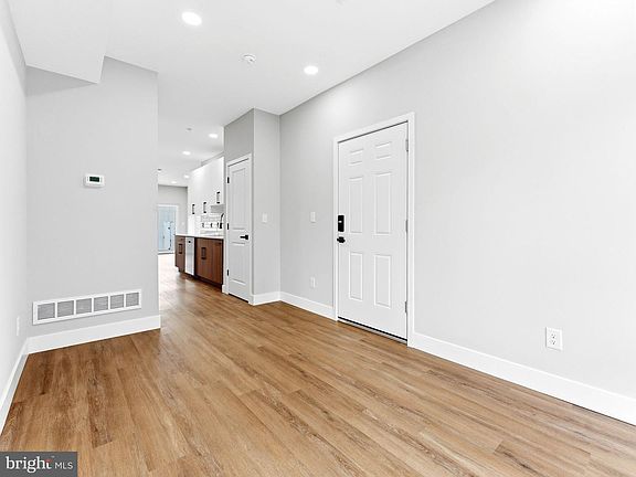 3rd image of 861 N 15th St