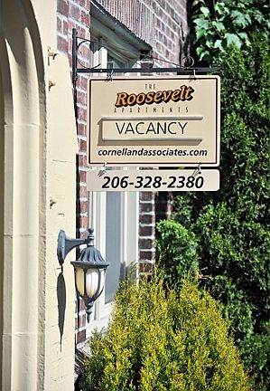 Roosevelt Apartments: Entrance