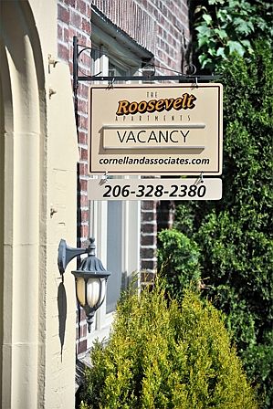 Roosevelt Apartments: Entrance
