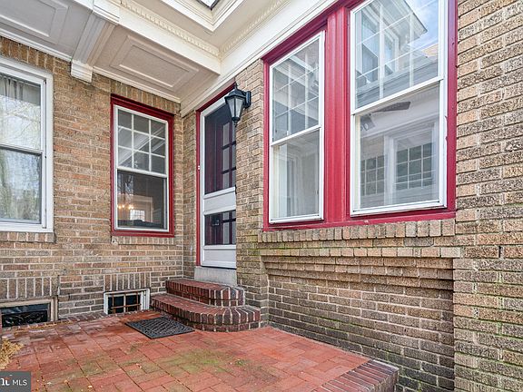 3rd image of 4742 Larchwood Ave