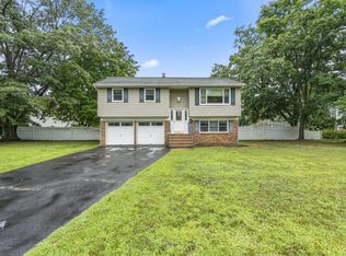 5 Crystal Ct, Middletown, NJ 07748
