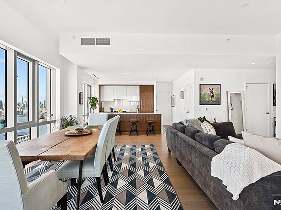 4th image of 75 Park Ln #Penthouse 3701