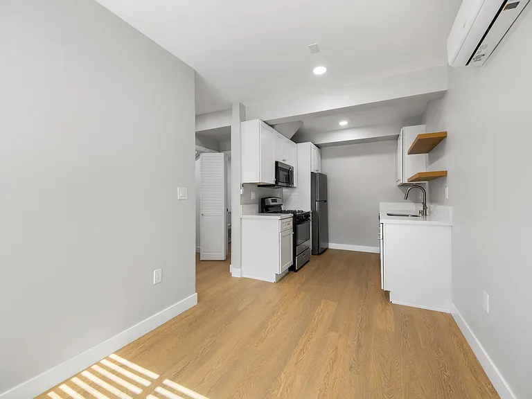 1107 E 3rd St #9 — Photo 5