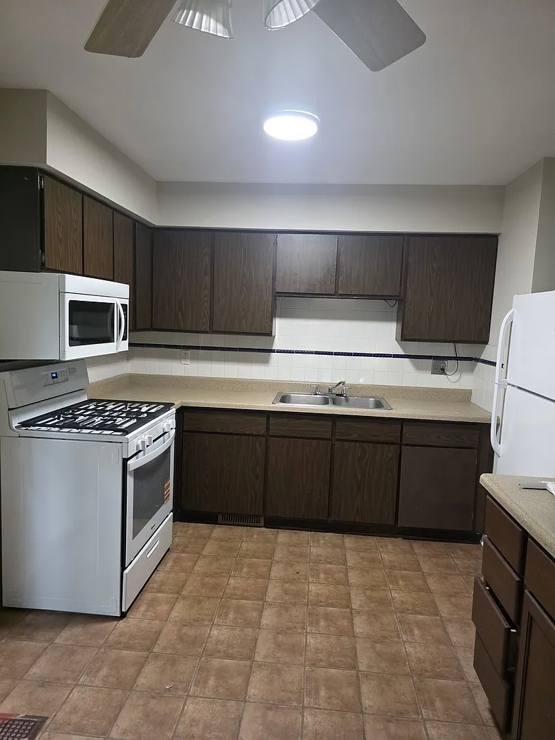 3 bed, 1100 sqft, $1,900 — Photo 3