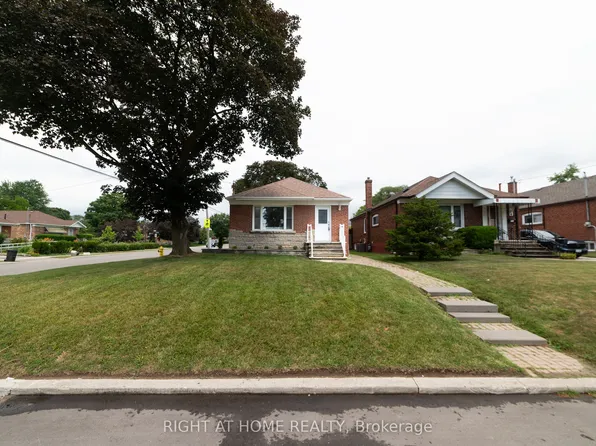 2 Midholm Dr, Toronto, ON M1K 3B1