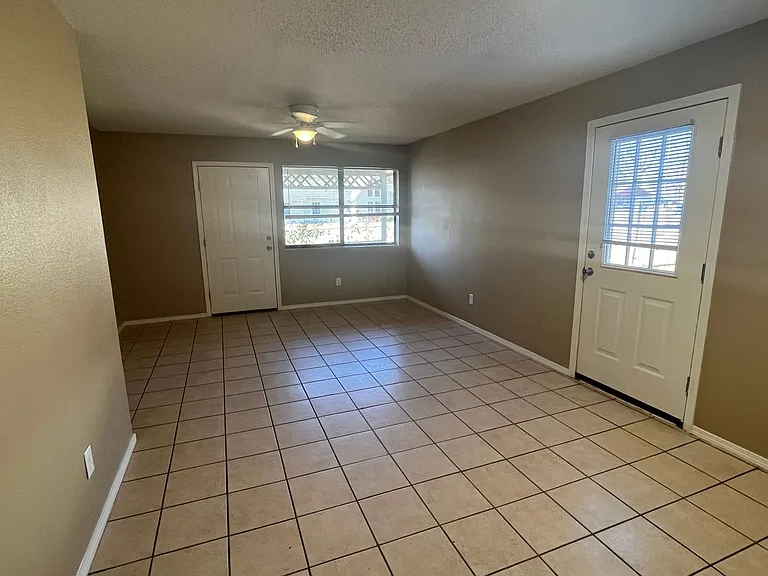 307 Harris Cir — Photo 2