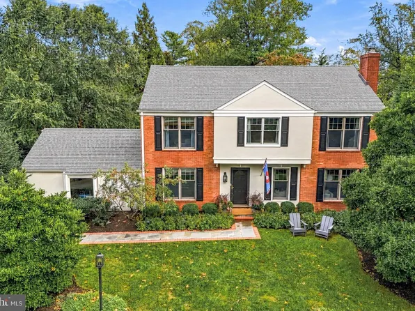 393 Colket Ln, Wayne, PA 19087