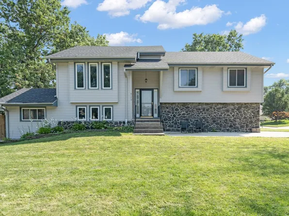 9170 Clark St, Clive, IA 50325