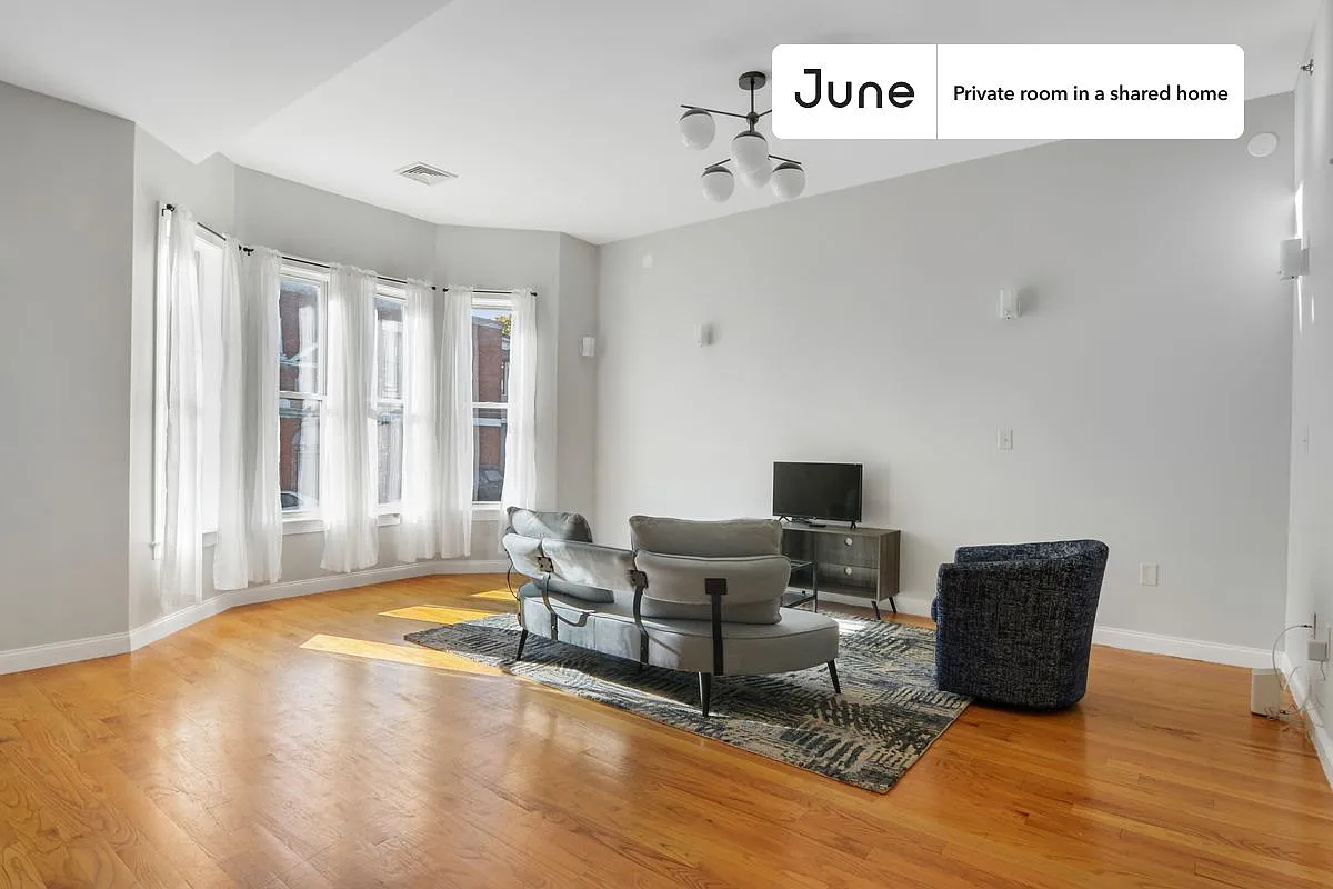 Queen bedroom in 5 bed/2.5 bath home in Roxbury #773 D — Photo 3