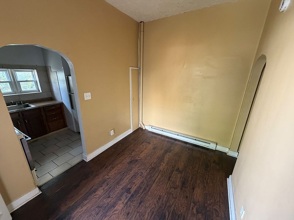 1st image of 239 N 4th St APT 1