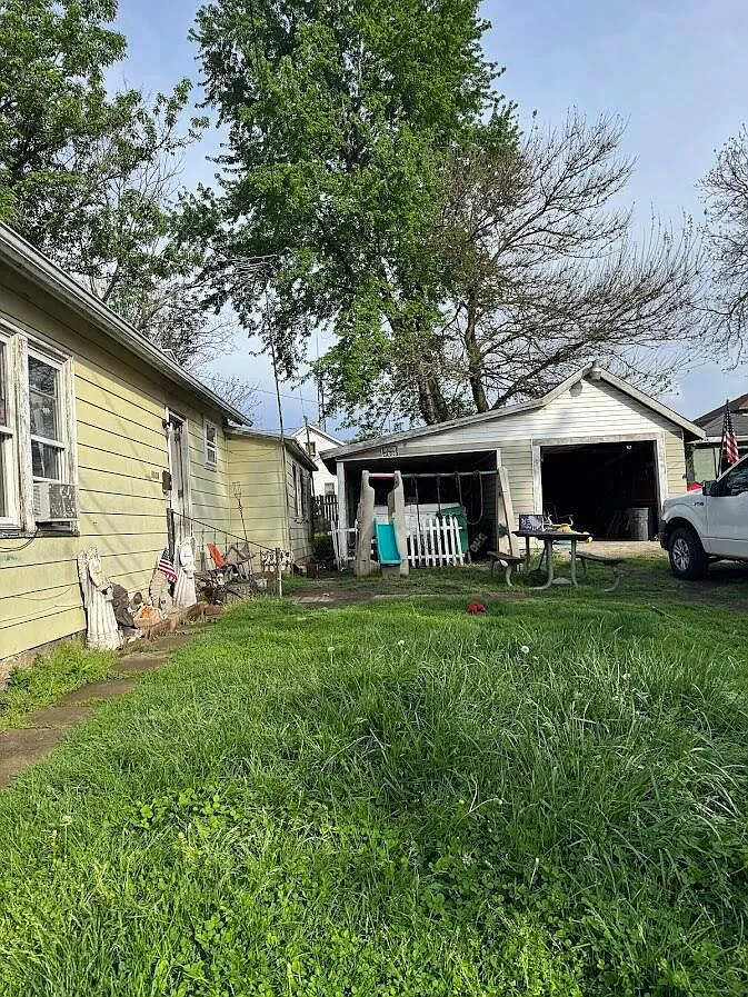 1037 Middle St photo 1