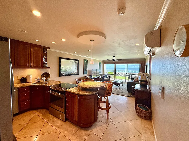 Lower Honoapiilani Rd — Photo 19