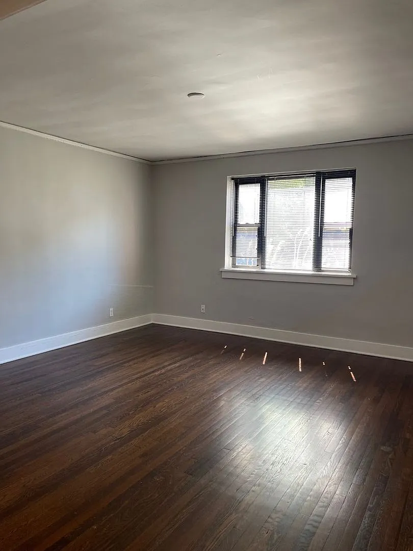 Nottingham (3306 Burt St) — Photo 3