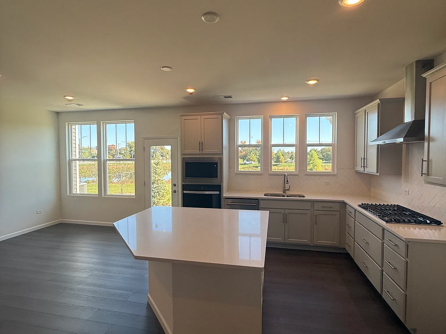 3 bed, 2.5 bath, 2020 sqft, $3,350 — Photo 3
