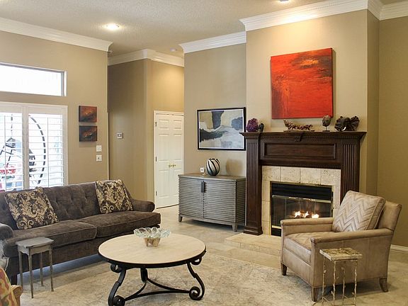 5th image of 22 Emerald Gardens Dr