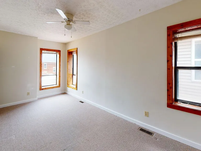 1366 Indianola Ave — Photo 6