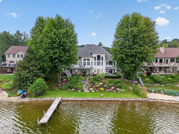 16048 Pine Bluff Ct, Fenton, MI 48430