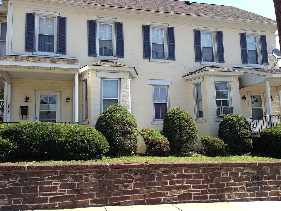 Street view of the entire building, 4 units total