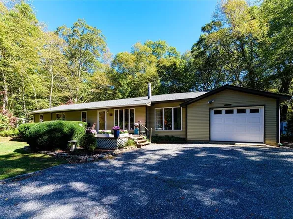 18 Bayberry Ln, Charlestown, RI 02813