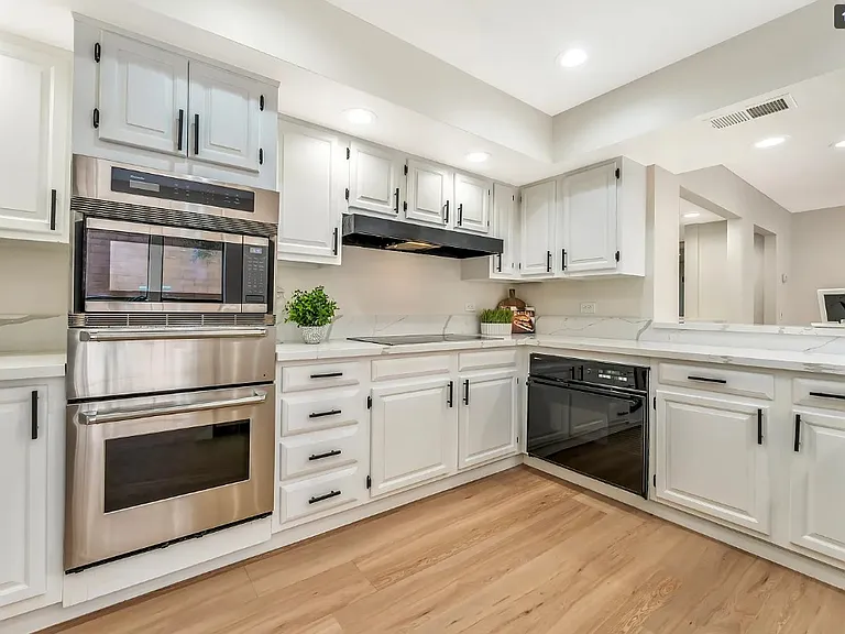 976 Pinehurst Dr — Photo 4