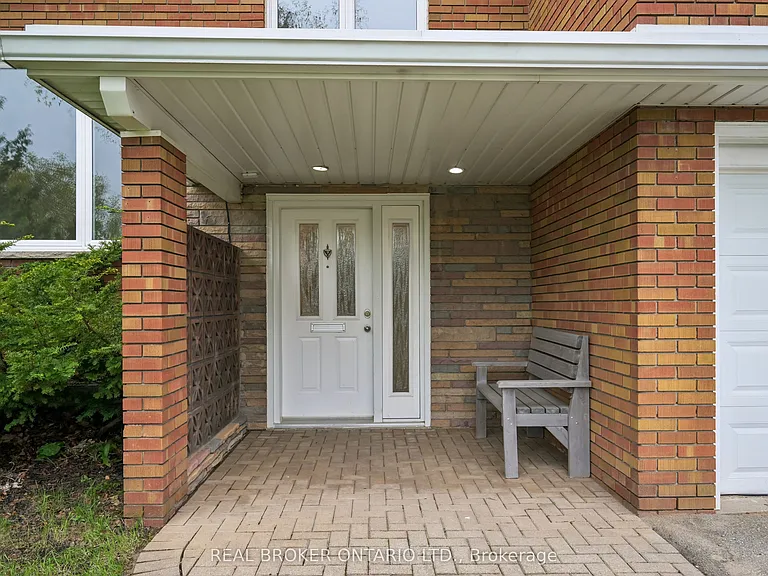 77 Norgrove Cres — Photo 2