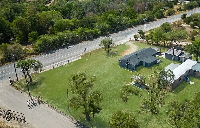 3775 FM 471 N — Photo 14