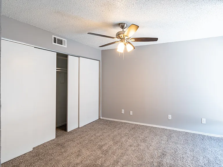 La Prada Place Apartments — Photo 28