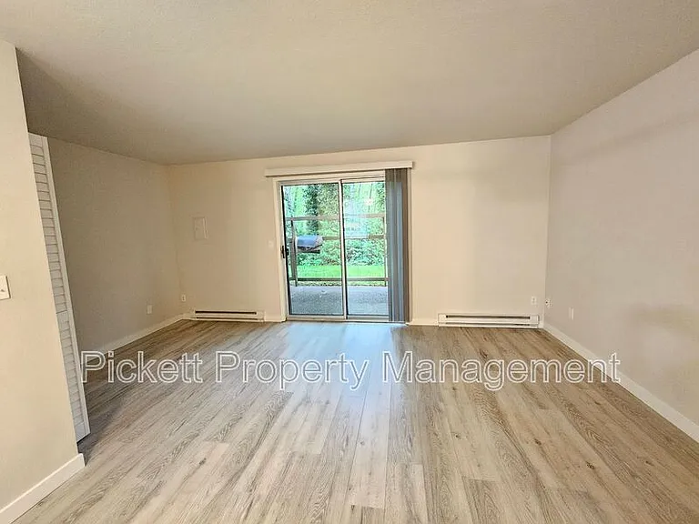 354 NW Edvard St #G — Photo 5