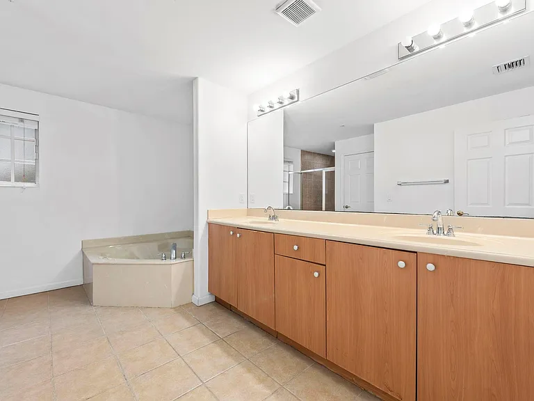 1425 NW 36th Way — Photo 8