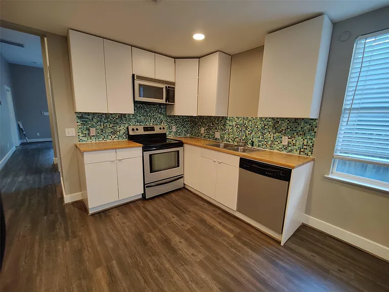 711 Graham Pl #A — Photo 11