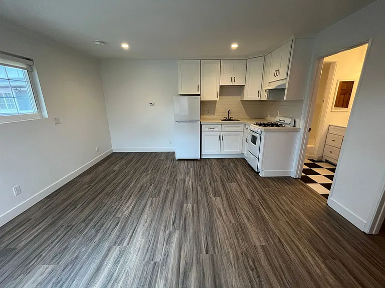 1236 Mackinnon Ave — Photo 2