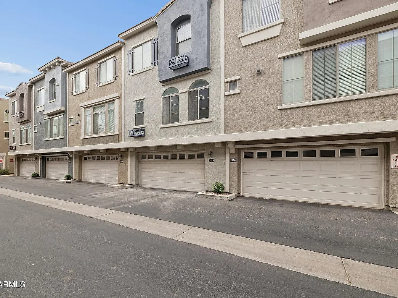 2 bed, 2.5 bath, 1105 sqft, $2,050 — Photo 3