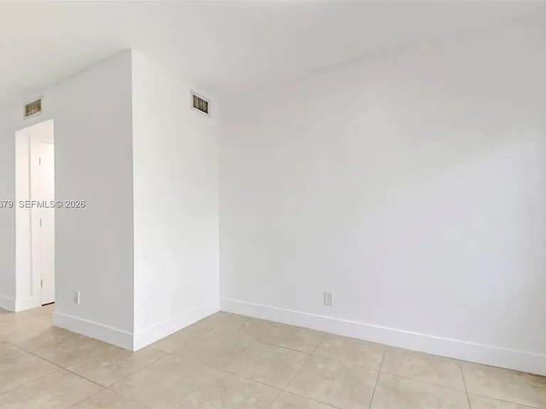 407 SE 9th Ct #3 — Photo 5