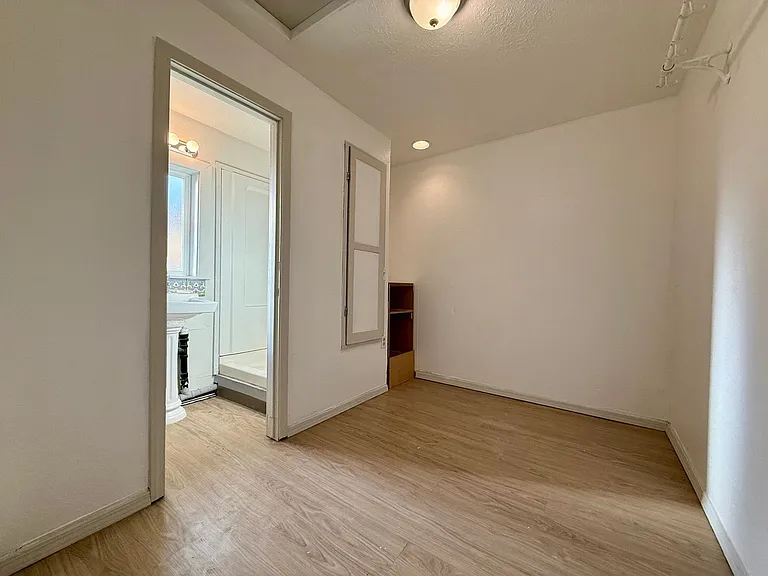 You Don't Want To Miss This Home That Is Walking Distance From Downtown Redmond!! — Photo 9