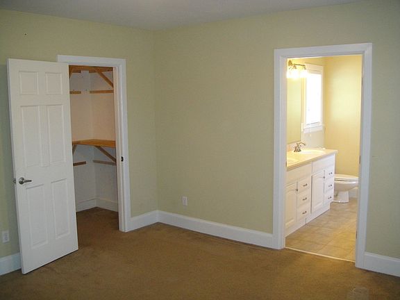 Master suite w/ large walk-in closet