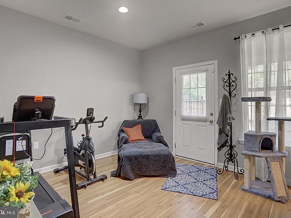 4th image of 47 Landis Ct