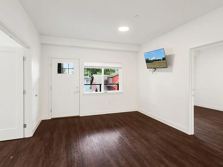 619 E Myrtle St — Photo 15