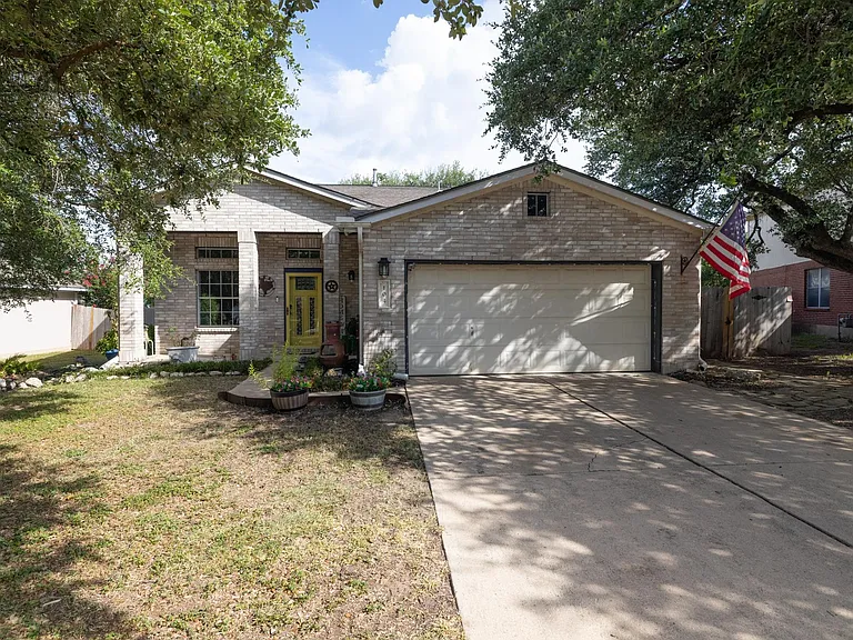 104 Grant Ct — Photo 1